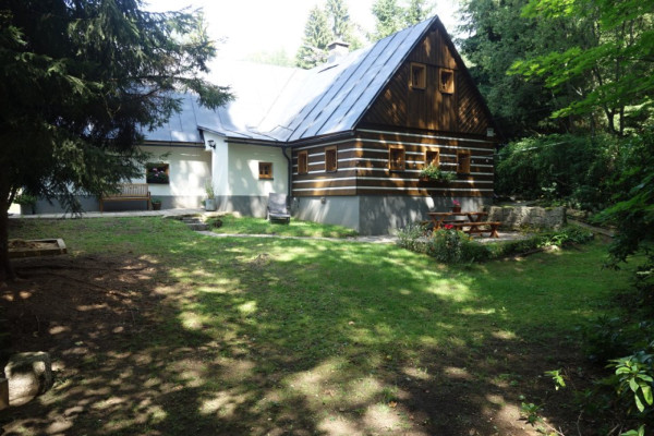 CHALUPA S POTOKEM V JIZERSKÝCH HORÁCH