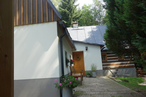 CHALUPA S POTOKEM V JIZERSKÝCH HORÁCH