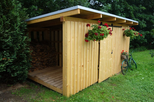 CHALUPA S POTOKEM V JIZERSKÝCH HORÁCH