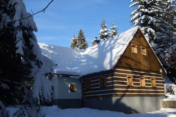 CHALUPA S POTOKEM V JIZERSKÝCH HORÁCH