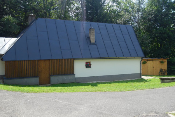 CHALUPA S POTOKEM V JIZERSKÝCH HORÁCH