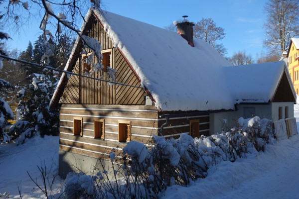 CHALUPA S POTOKEM V JIZERSKÝCH HORÁCH