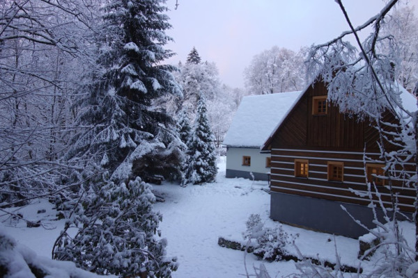CHALUPA S POTOKEM V JIZERSKÝCH HORÁCH