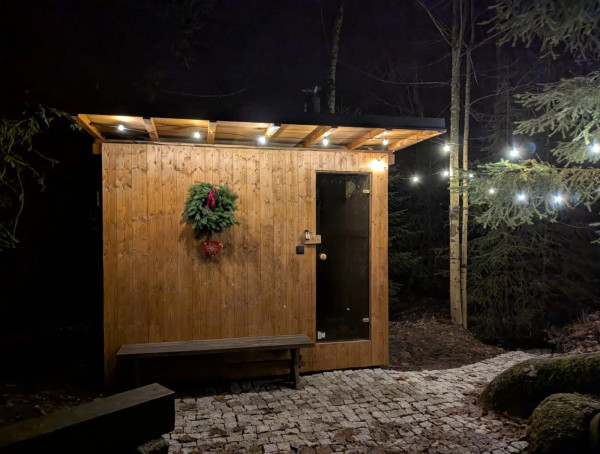 CHALUPA S POTOKEM V JIZERSKÝCH HORÁCH