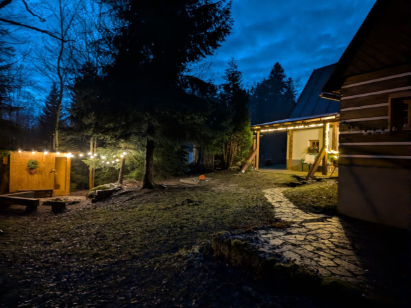 CHALUPA S POTOKEM V JIZERSKÝCH HORÁCH