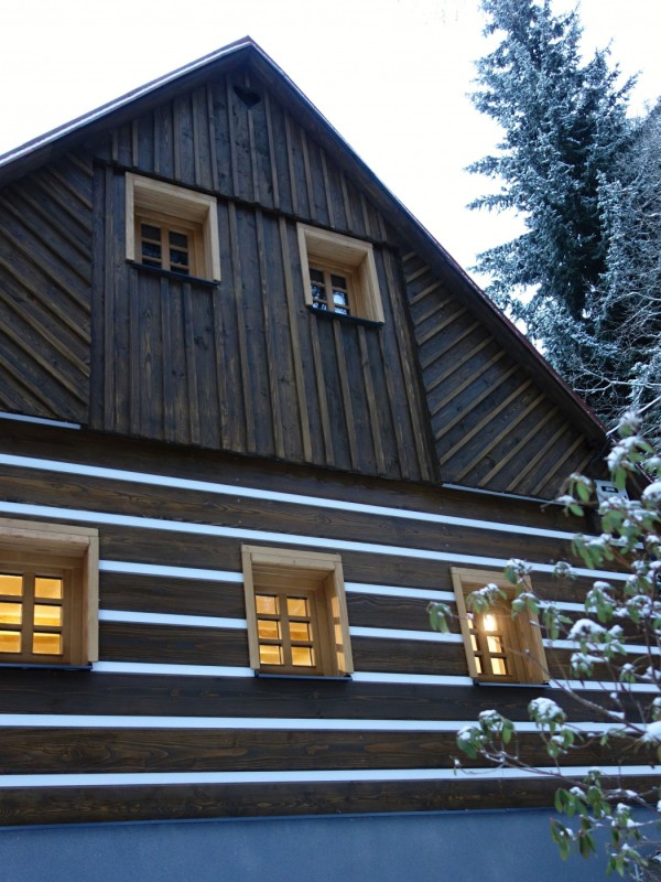 CHALUPA S POTOKEM V JIZERSKÝCH HORÁCH