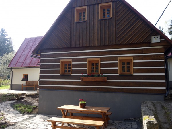 CHALUPA S POTOKEM V JIZERSKÝCH HORÁCH