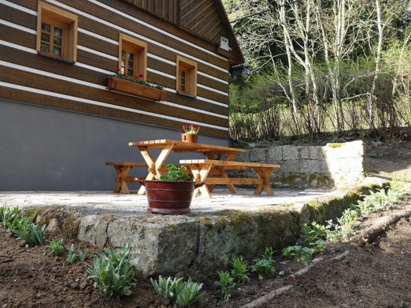 CHALUPA S POTOKEM V JIZERSKÝCH HORÁCH