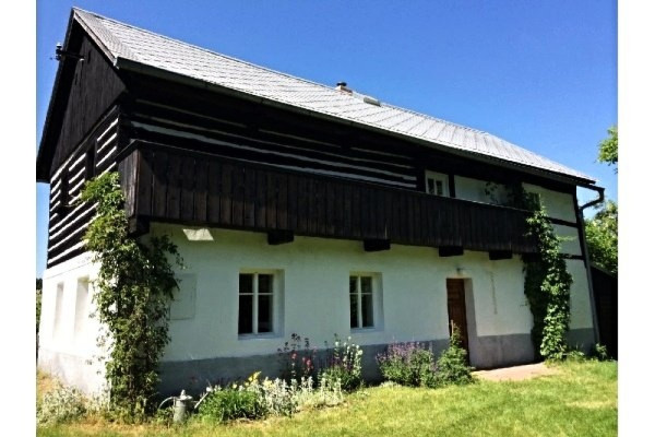 ROUBENÁ CHALUPA S PAVLAČÍ KOKOŘÍN