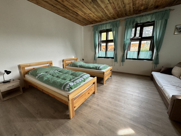 CHALUPA NA VYSOČINĚ S PERGOLOU A SUDOVOU SAUNOU