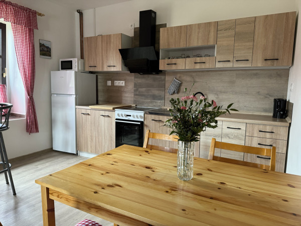 CHALUPA NA VYSOČINĚ S PERGOLOU A SUDOVOU SAUNOU