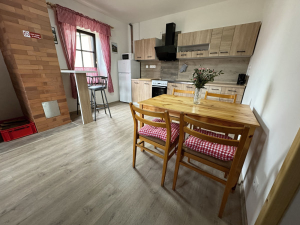 CHALUPA NA VYSOČINĚ S PERGOLOU A SUDOVOU SAUNOU