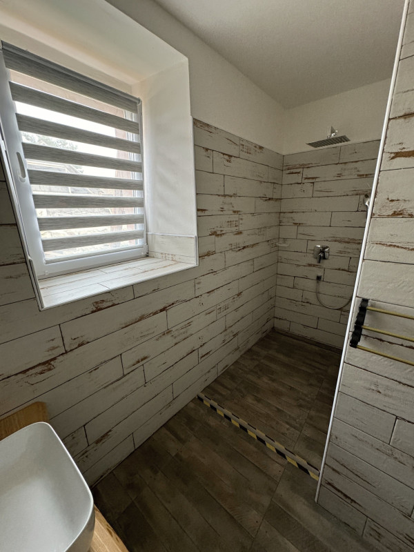 CHALUPA NA VYSOČINĚ S PERGOLOU A SUDOVOU SAUNOU