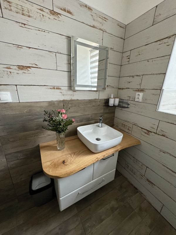 CHALUPA NA VYSOČINĚ S PERGOLOU A SUDOVOU SAUNOU