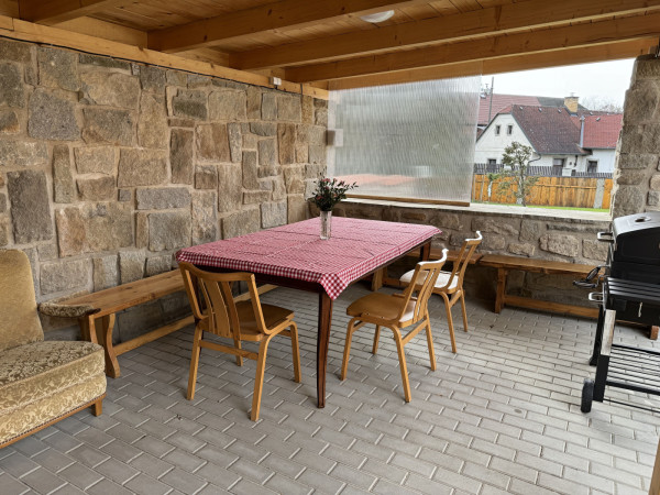 CHALUPA NA VYSOČINĚ S PERGOLOU A SUDOVOU SAUNOU