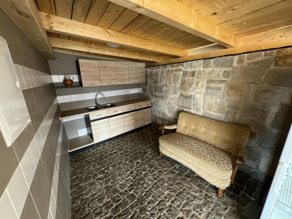 CHALUPA NA VYSOČINĚ S PERGOLOU A SUDOVOU SAUNOU