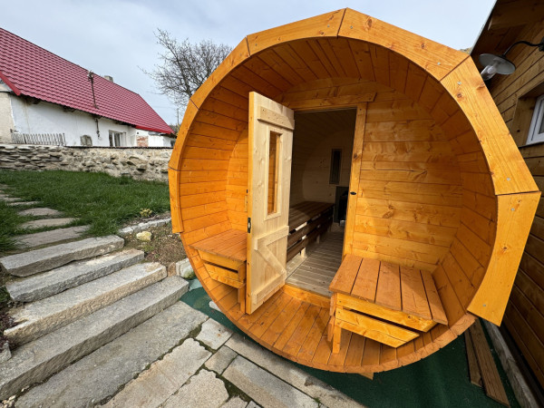 CHALUPA NA VYSOČINĚ S PERGOLOU A SUDOVOU SAUNOU