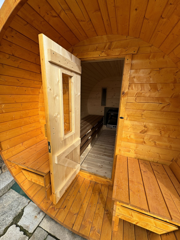 CHALUPA NA VYSOČINĚ S PERGOLOU A SUDOVOU SAUNOU