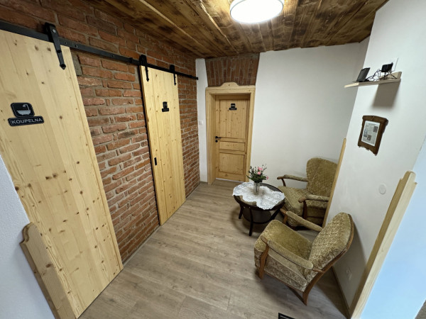 CHALUPA NA VYSOČINĚ S PERGOLOU A SUDOVOU SAUNOU