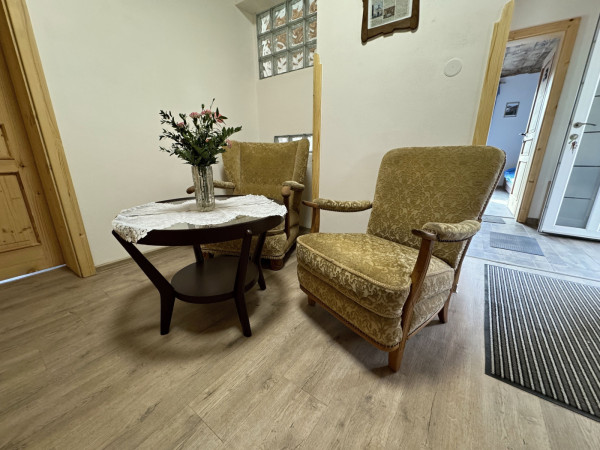 CHALUPA NA VYSOČINĚ S PERGOLOU A SUDOVOU SAUNOU