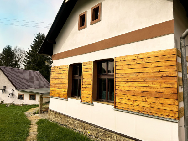 CHALUPA NA VYSOČINĚ S PERGOLOU A SUDOVOU SAUNOU