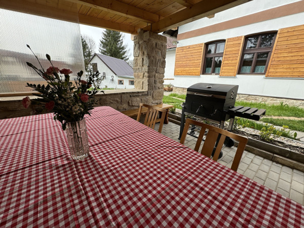 CHALUPA NA VYSOČINĚ S PERGOLOU A SUDOVOU SAUNOU