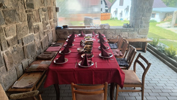 CHALUPA NA VYSOČINĚ S PERGOLOU A SUDOVOU SAUNOU