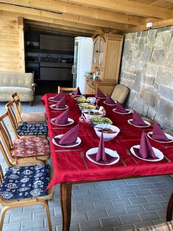 CHALUPA NA VYSOČINĚ S PERGOLOU A SUDOVOU SAUNOU