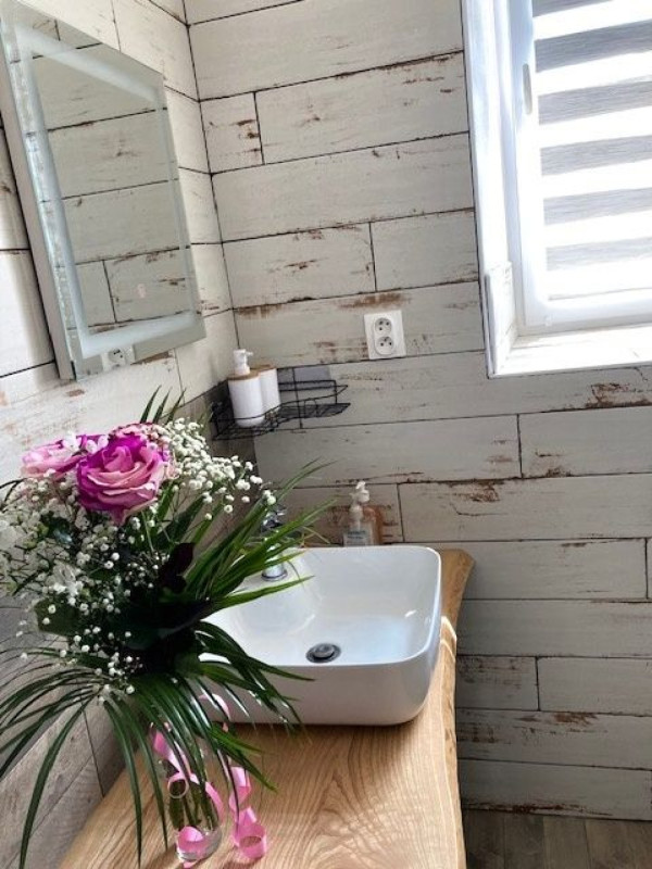 CHALUPA NA VYSOČINĚ S PERGOLOU A SUDOVOU SAUNOU