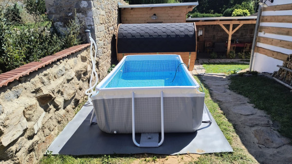 CHALUPA NA VYSOČINĚ S PERGOLOU A SUDOVOU SAUNOU