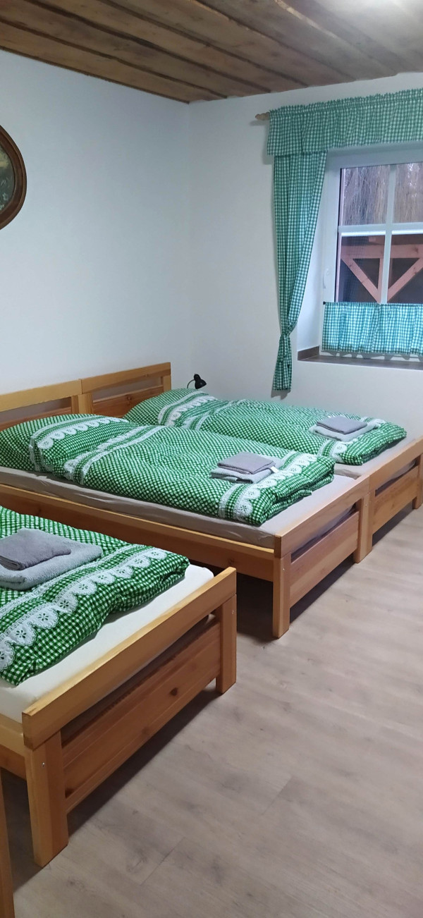 CHALUPA NA VYSOČINĚ S PERGOLOU A SUDOVOU SAUNOU