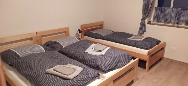 CHALUPA NA VYSOČINĚ S PERGOLOU A SUDOVOU SAUNOU