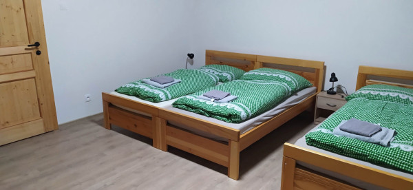 CHALUPA NA VYSOČINĚ S PERGOLOU A SUDOVOU SAUNOU