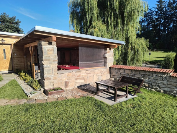 CHALUPA NA VYSOČINĚ S PERGOLOU A SUDOVOU SAUNOU