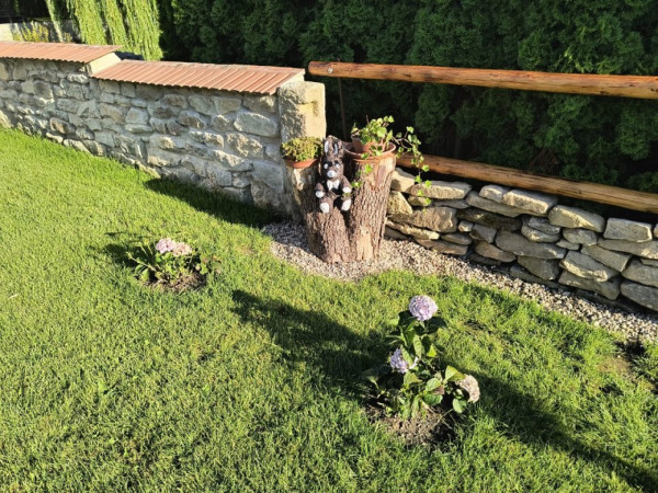 CHALUPA NA VYSOČINĚ S PERGOLOU A SUDOVOU SAUNOU