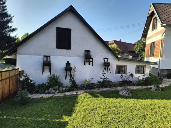 CHALUPA NA VYSOČINĚ S PERGOLOU A SUDOVOU SAUNOU