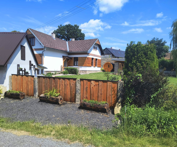 CHALUPA NA VYSOČINĚ S PERGOLOU A SUDOVOU SAUNOU