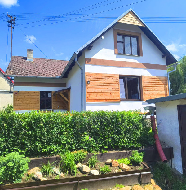 CHALUPA NA VYSOČINĚ S PERGOLOU A SUDOVOU SAUNOU