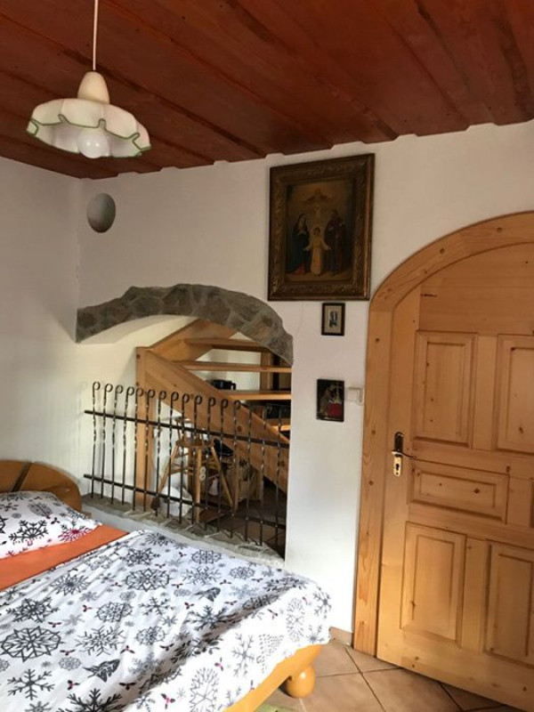 CHALUPA S VELKÝM ZAPUŠTĚNÝM BAZÉNEM