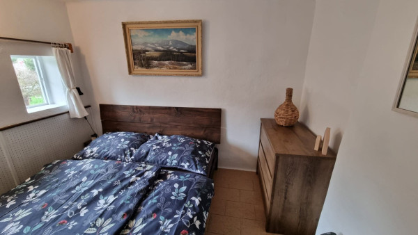 ROUBENÁ CHALUPA S KACHLOVÝMI KAMNY