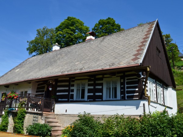 ROUBENÁ CHALUPA S KACHLOVÝMI KAMNY