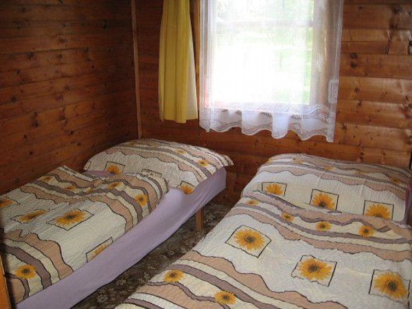 LEVNÁ CHATA S BAZÉNEM U KOUPALIŠTĚ