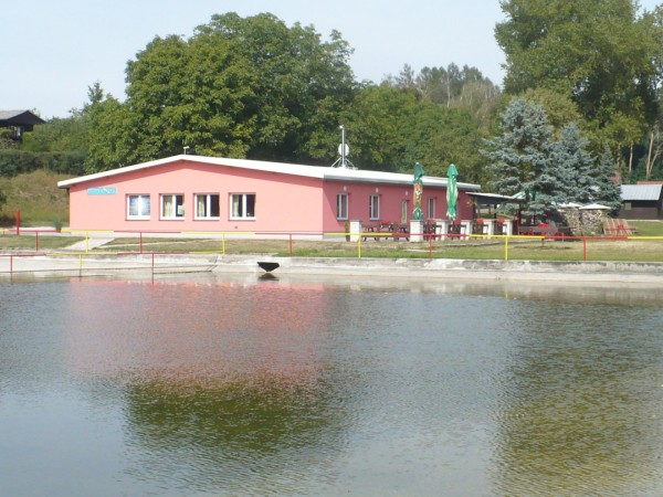 LEVNÁ CHATA S BAZÉNEM U KOUPALIŠTĚ