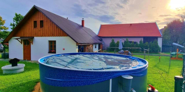LUXUSNÍ CHALUPA  S BAZÉNEM A VÍŘIVKOU NA HORÁCH