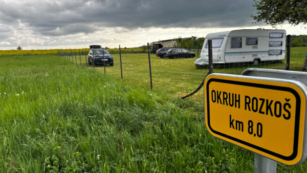 HLEDÁTE KLID U VODY? OBJEVTE KARAVANOVÁ STÁNÍ U ROZKOŠE