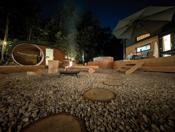 Luxusní tiny house k pronájmu s finskou saunou a vířivým horkým sudem