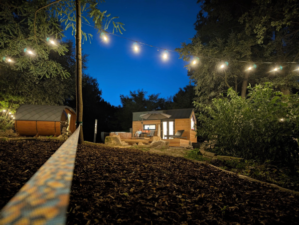 Luxusní tiny house k pronájmu s finskou saunou a vířivým horkým sudem