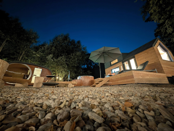 Luxusní tiny house k pronájmu s finskou saunou a vířivým horkým sudem