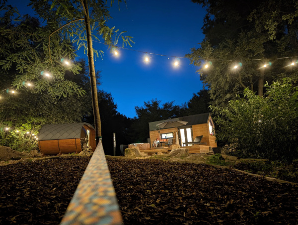 Luxusní tiny house k pronájmu s finskou saunou a vířivým horkým sudem