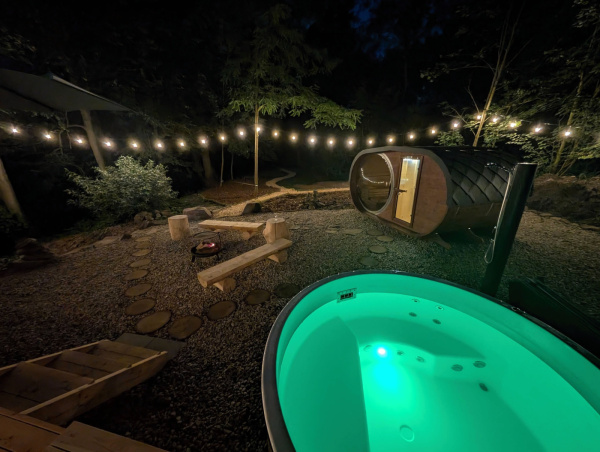 Luxusní tiny house k pronájmu s finskou saunou a vířivým horkým sudem